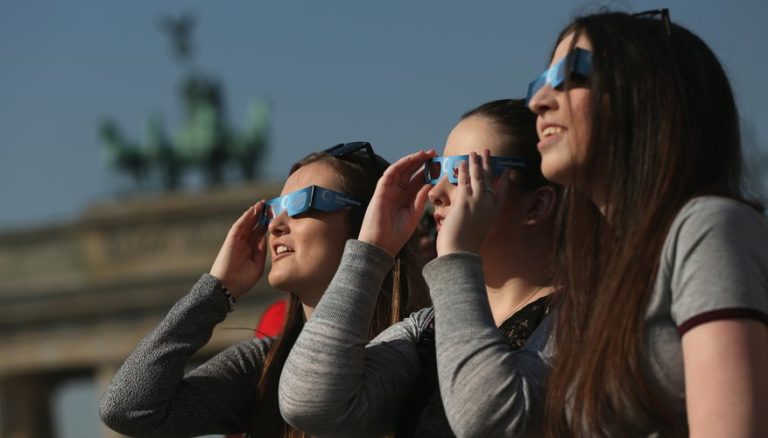 solar-eclipse-glasses-retinopathy-eyes-optometry-safety-eye-health